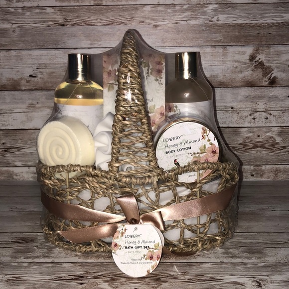 “Lovery” brand, 7 piece bath gift set in honey & almond scent -NWT - Picture 6 of 14